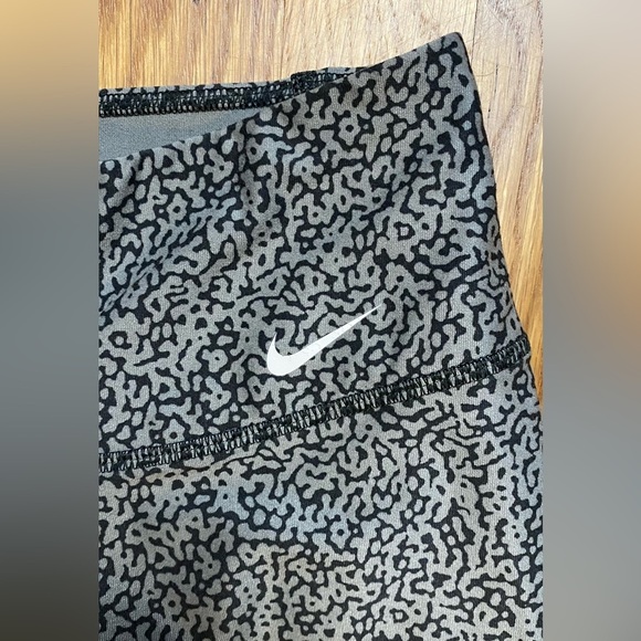 Nike Dri-FIT Black and Gray Capri Leggings Size XS - Picture 5 of 7
